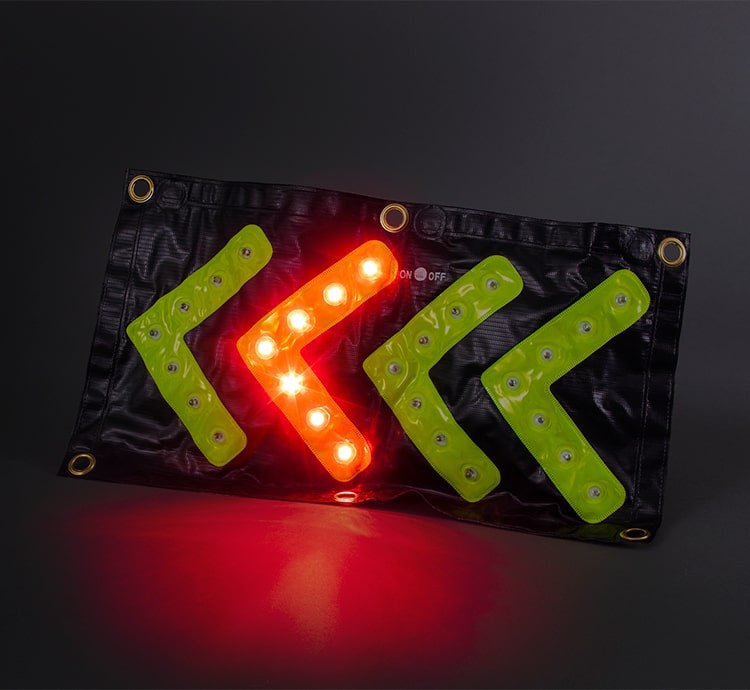 Flèche directionnelle 1 Emergency-Roadside-Flashing-Directional-Arrow-LightsOn-min-1