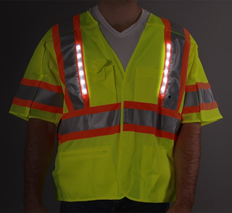 Gilet de sécurité haute visibilité 8 HI-Vision-LED-Safety-Vest-LightsOn-min